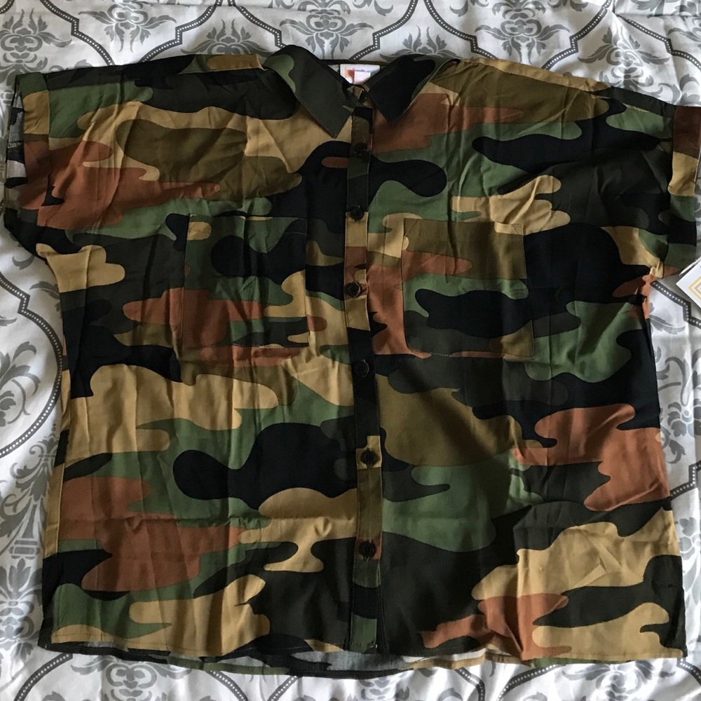 Lularoe NWT Amy camo print shirt xs